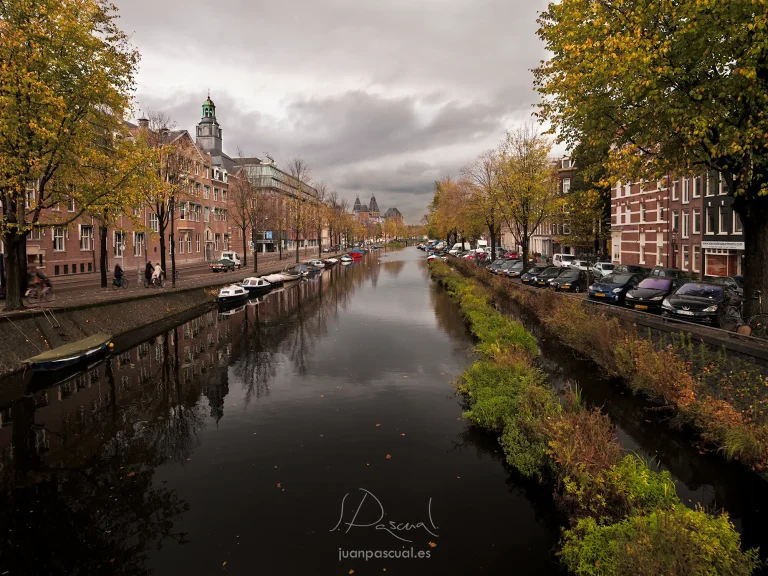 Fotografía realizada por el fotógrafo de urbanismo Juan Pascual: Fotografía urbana de Ámsterdam con canal, bicicletas y arquitectura tradicional holandesa.