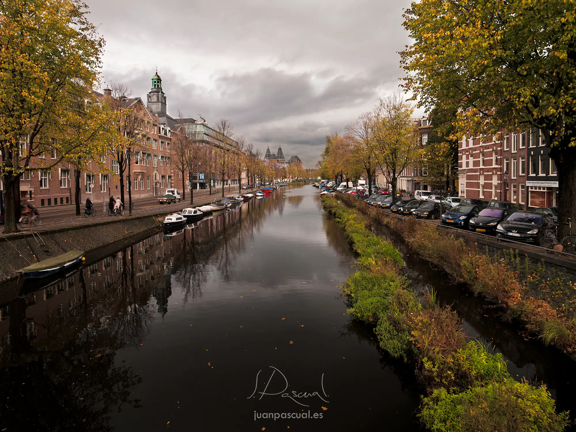 Fotografía realizada por el fotógrafo de urbanismo Juan Pascual: Fotografía urbana de Ámsterdam con canal, bicicletas y arquitectura tradicional holandesa.