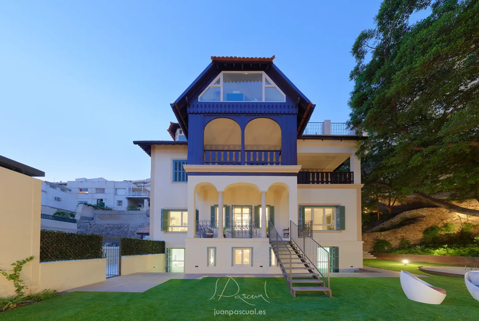 Fotografía de palacete en Málaga, del fotógrafo inmobiliario Juan Pascual. Elegante vivienda de 3 plantas, de estilo clásico malagueño, con jardín y árboles centenarios.