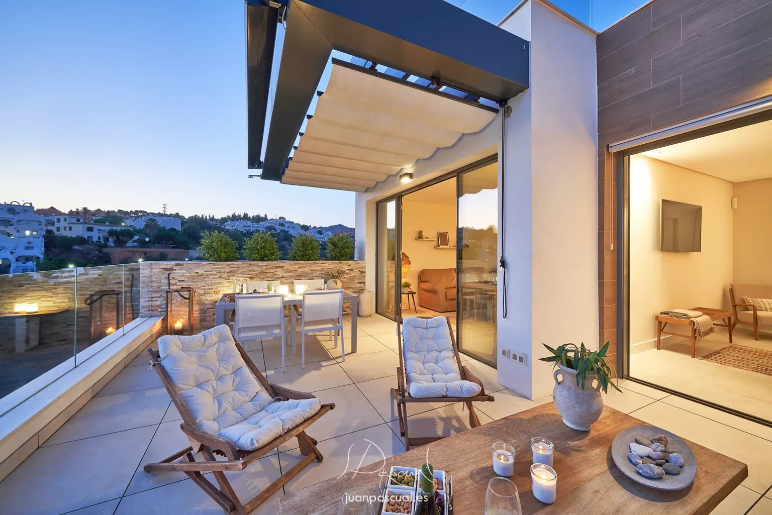 Fotografía de casa en Marbella hecha por el fotógrafo inmobiliario Juan Pascual. Es la terraza de una vivienda de lujo al atardecer.